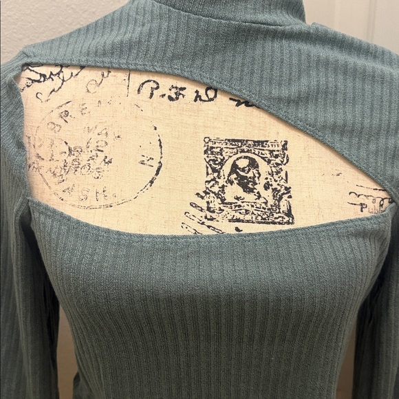 NWOT-Cutout Front Rib-knit Crop size L- 8/10 - Picture 5 of 8